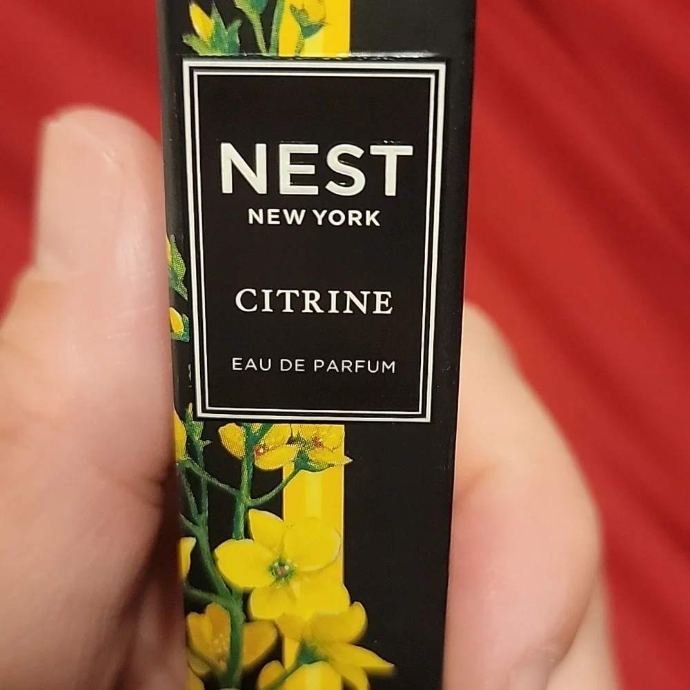 NEST Citrine Eau de Parfum with Yellow Floral Accents - Picture 2 of 4